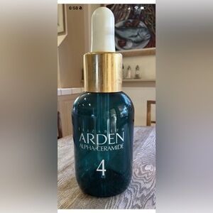 Elizabeth Arden Alpha-Ceramide Accent in Deep Teal and Gold